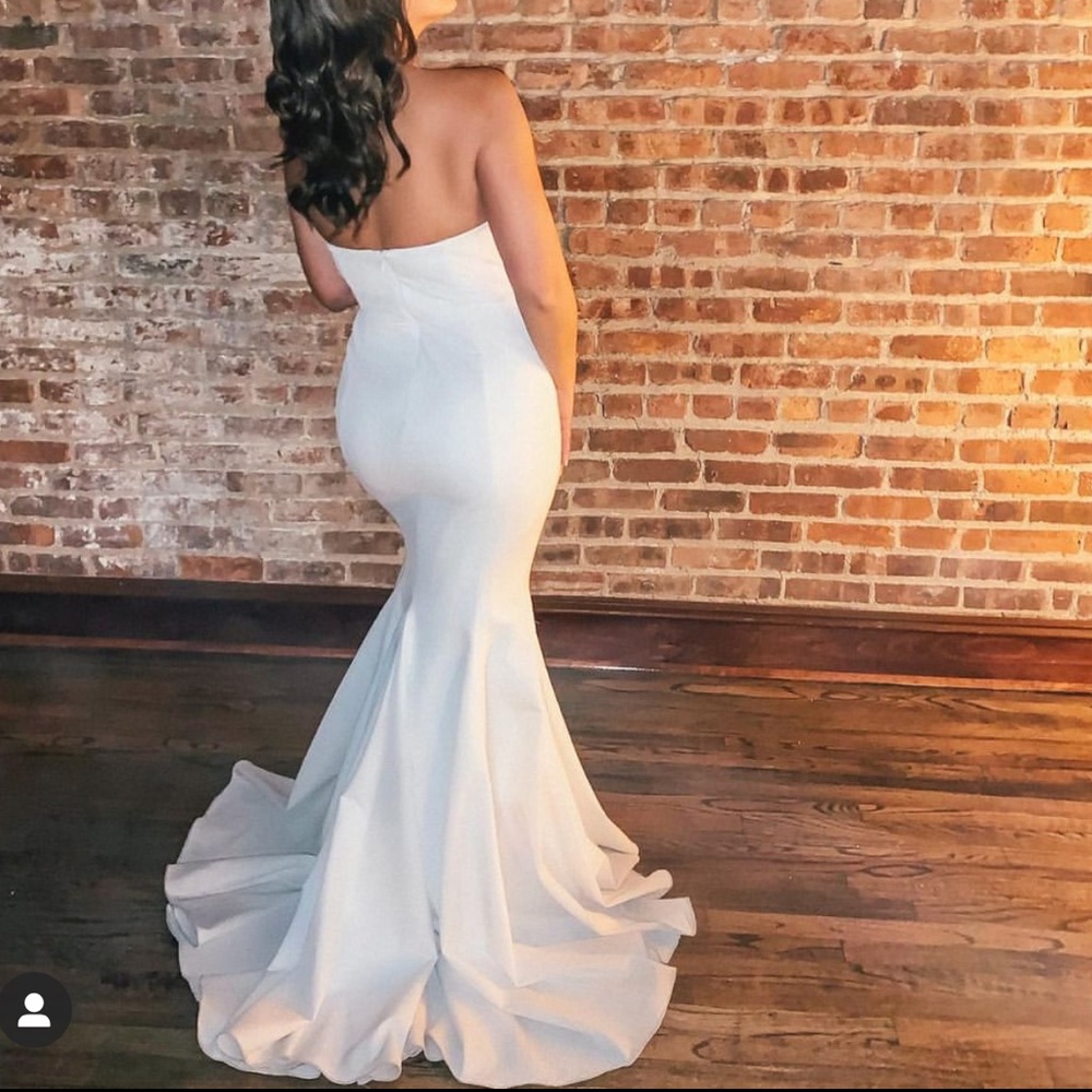 White Runway Detachable Sleeve Gown